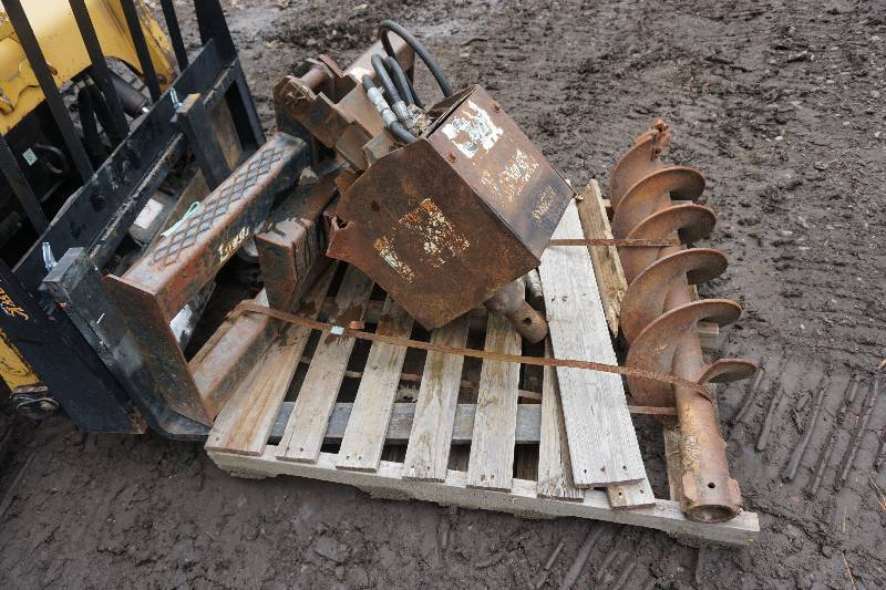 lot 28 image: Great Northern Brand Universal Mount Bobcat Skid Loader Skid Steer Hydraulic Auger Attachment With Auger Bit