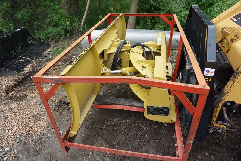 lot 30 image: Universal Mount Bobcat Skid Loader Skid Steer 72 Dozer BladePlow