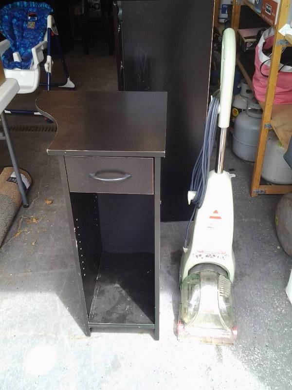 Upright Bissell Quick Steam Carpet Shampooer & Table