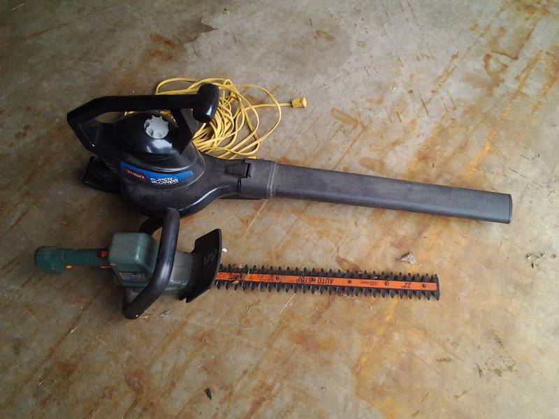 lot 14 image: Toro Super Blower, Black & Decker 22 Inch Electric Trimmer, Extension Cord