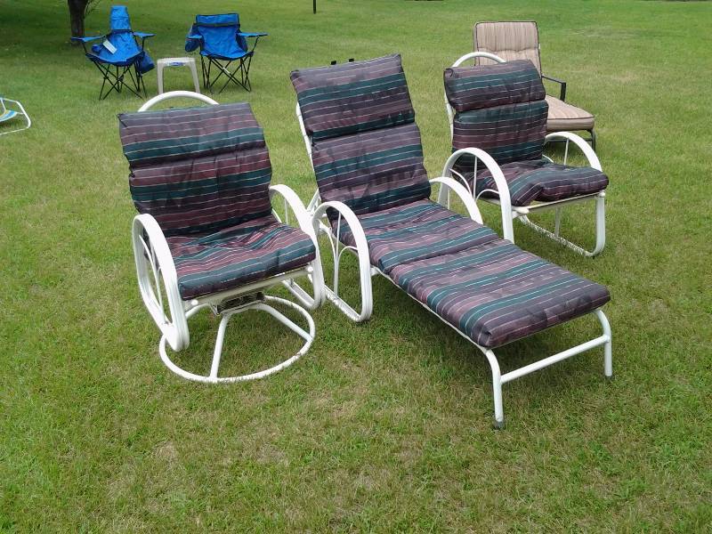 lot 15 image: Outdoor Furniture
