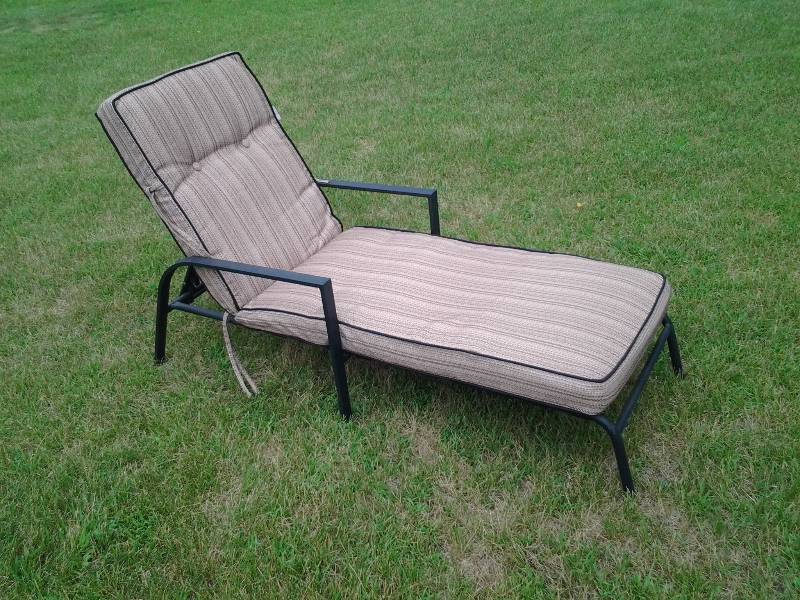 lot 16 image: Metal Frame Black Strap Chaise Lounge Chair With Cushion