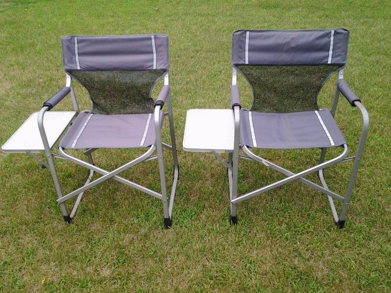 lot 19 image: 2-Folding Chairs With Side Table