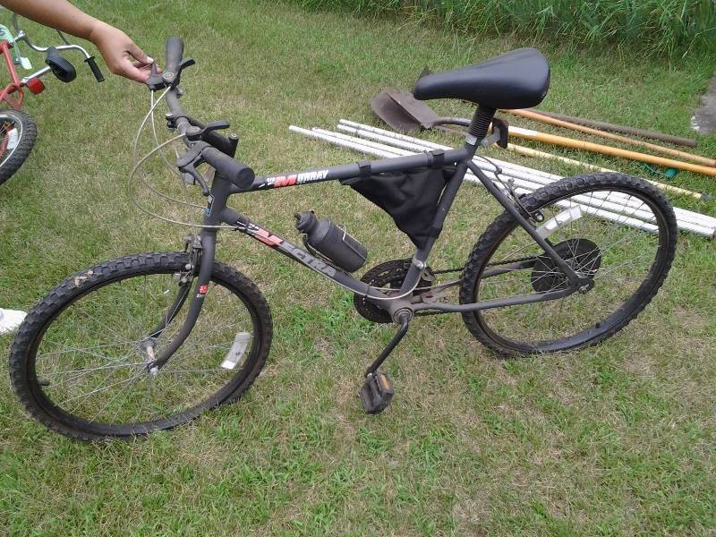 lot 25 image: Murray Vectra 15-Speed 24 Inch Bike