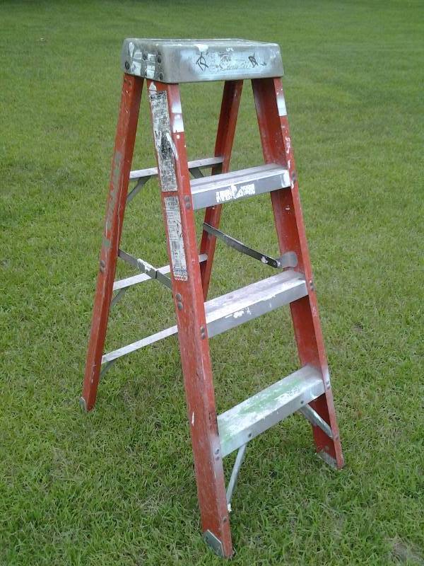 lot 29 image: 4 Foot Fiberglass Ladder