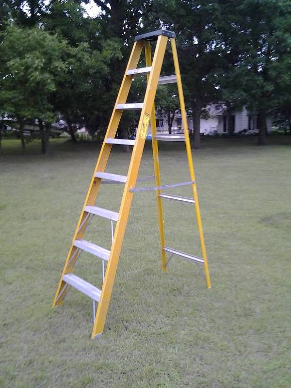 lot 30 image: 8 Foot Industrial Fiberglass Ladder (250 LB Rating)