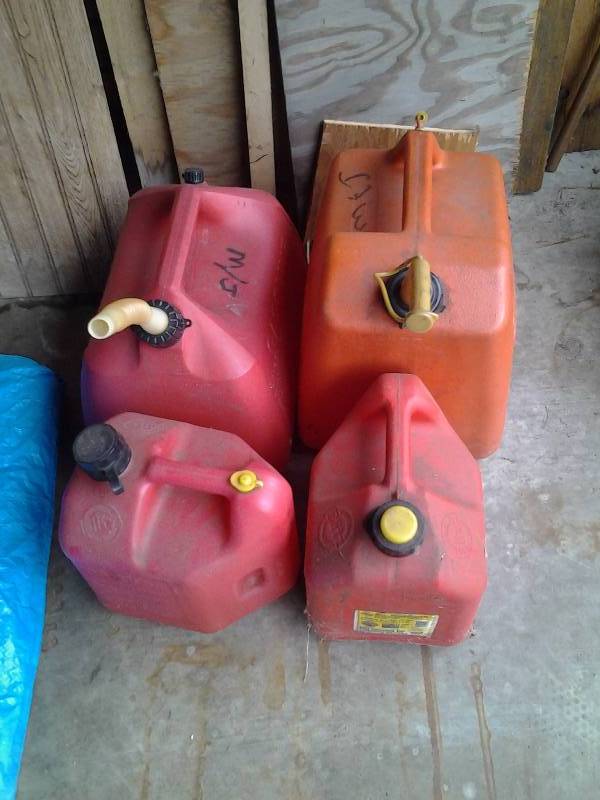 lot 39 image: 4-Assorted Plastic Gas Cans