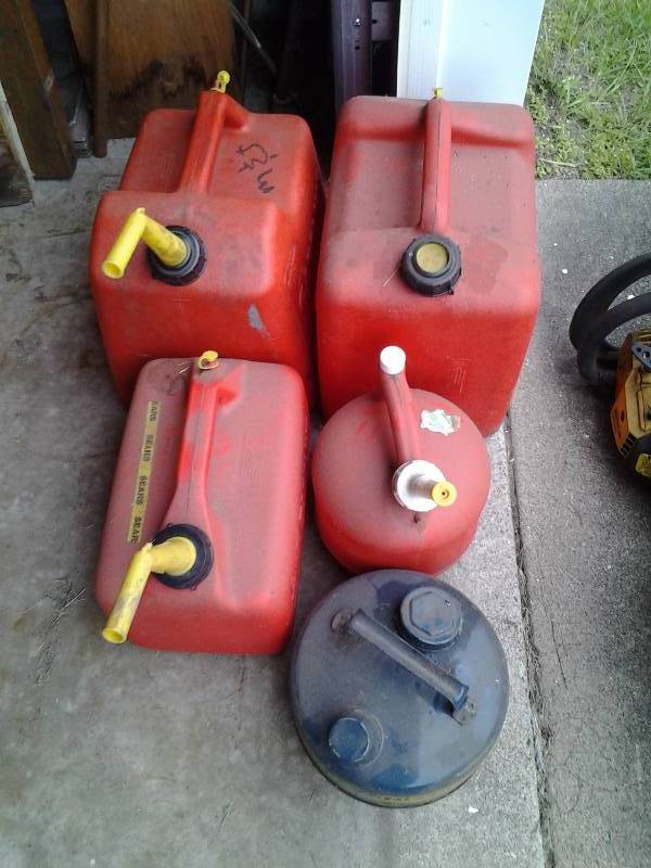lot 40 image: 5-Gas Cans, 4-Plastic, 1-Metal