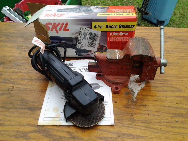 lot 51 image: Bench Vise, Skil 4 12 Inch Angle Grinder