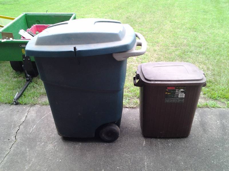 lot 66 image: 2-Garbage Cans With Lids