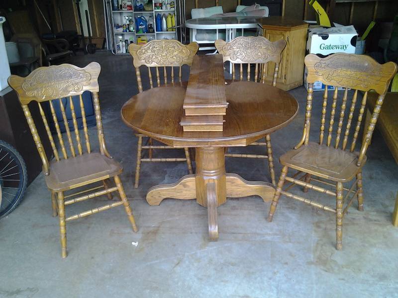 lot 77 image: 42 Inch Round Pedestal Table With 2-8 Inch Leaves & 4-Pressed Back Chairs