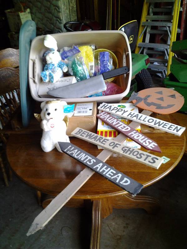 lot 82 image: Tub Of Halloween & Easter Decor