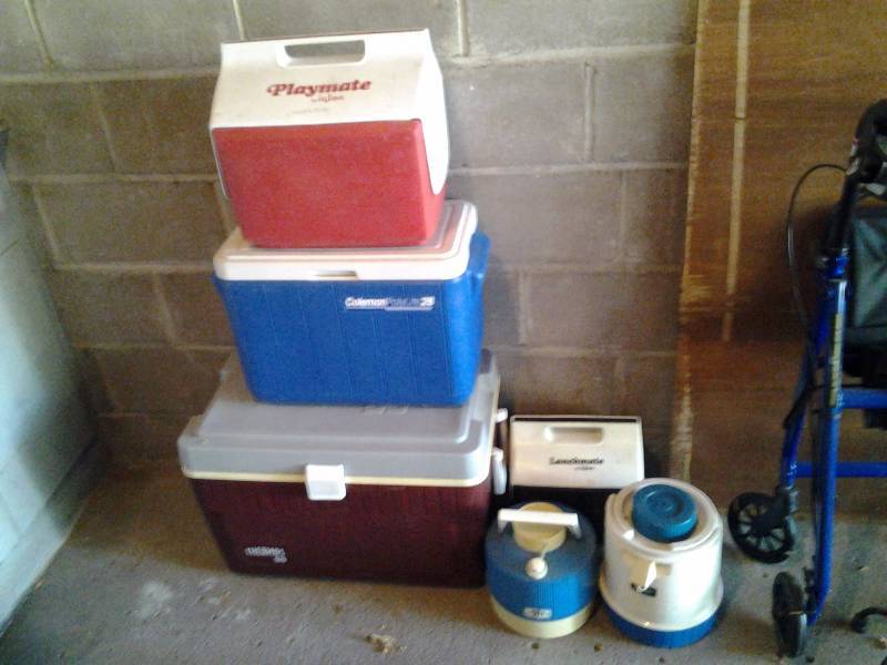lot 92 image: Assorted Coolers & Beverage Jugs