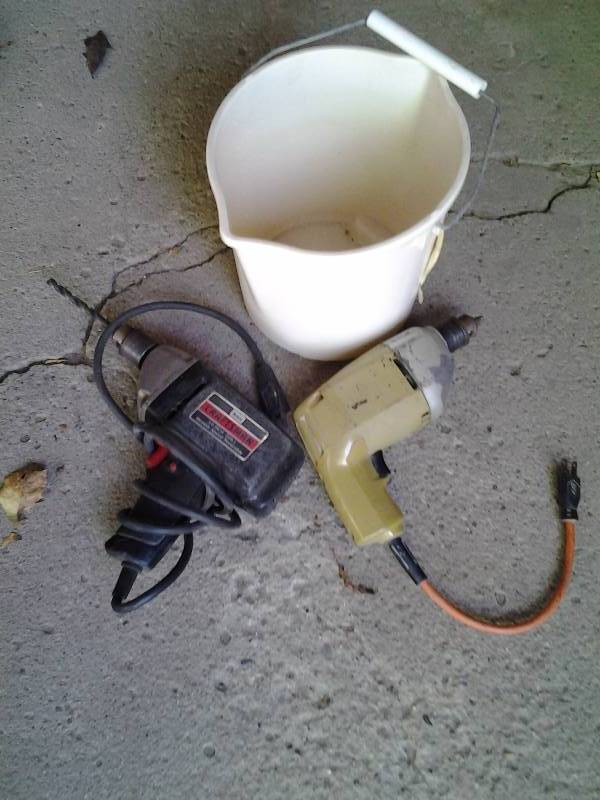 lot 102 image: Craftsman 38 Drill, Black & Decker 38 Drill