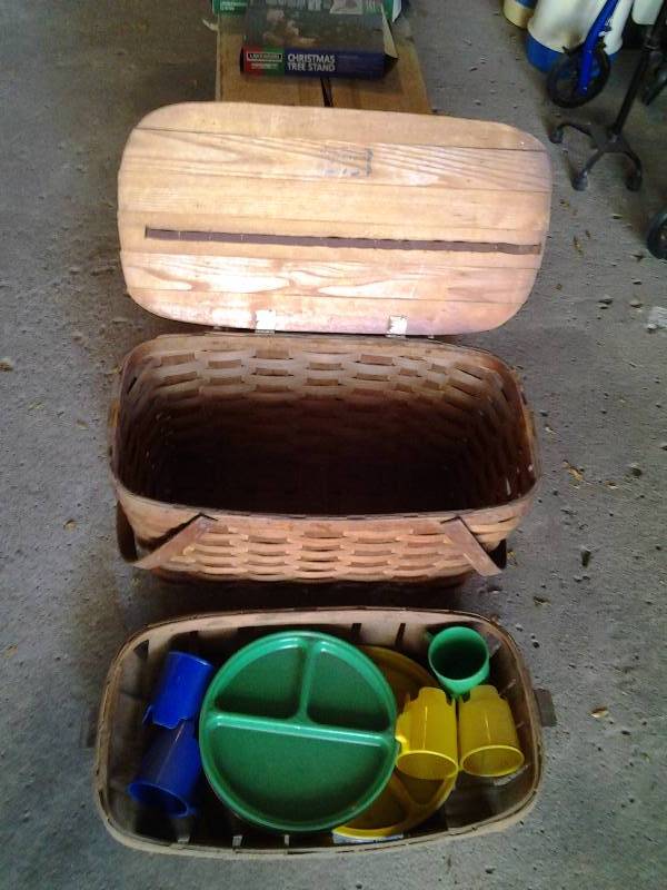 lot 108 image: Vintage Woven Wood Picnic Set