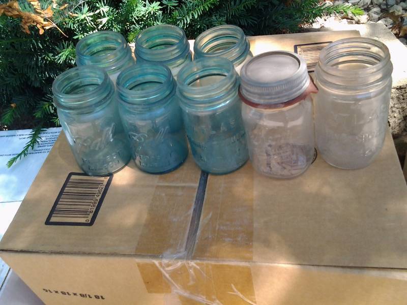 lot 115 image: 6 Blue Ball Perfect Mason Pint Jars