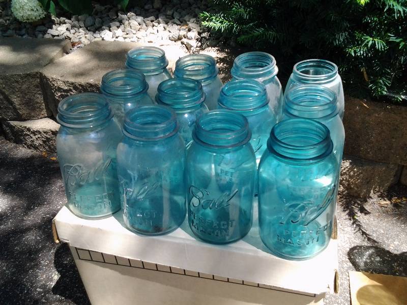 lot 118 image: 12 Blue Ball Perfect Quart Mason Jars