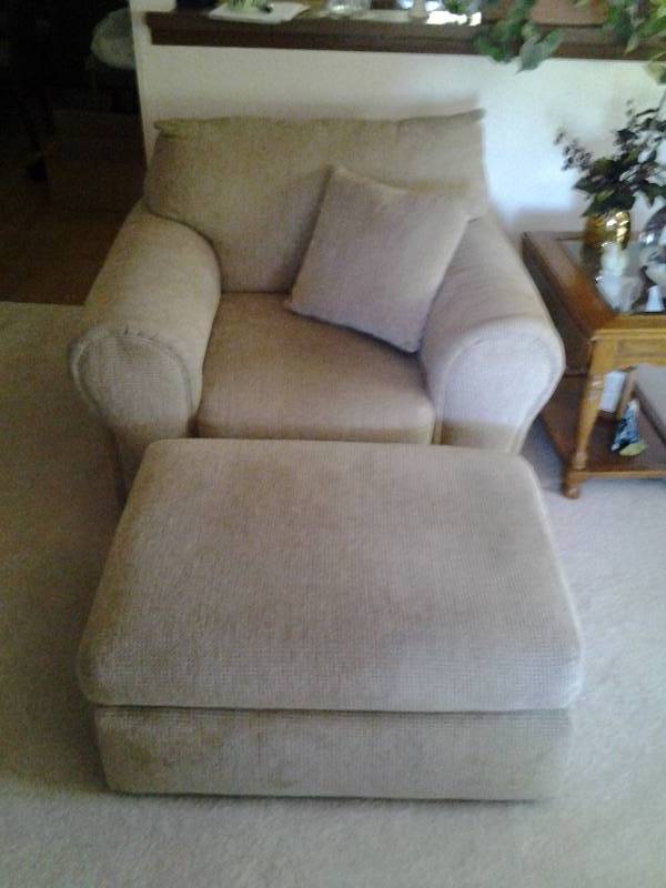 lot 119 image: Rowe Furniture-Love Seat, Chair & Ottoman (Like New)