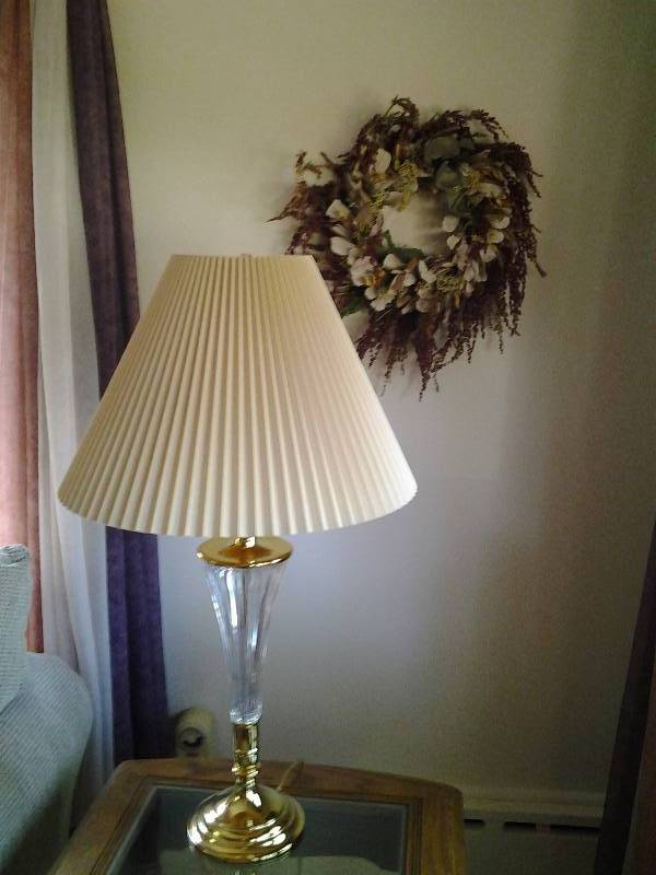 lot 122 image: Glass Table Lamp (32 Inches) & Decorative Wreath