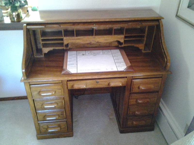 lot 123 image: Oak Roll Top Desk 50x26x44 Like New