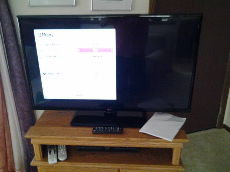 lot 124 image: LG Led 42 Inch TV With Manual & Remote #42LN5200