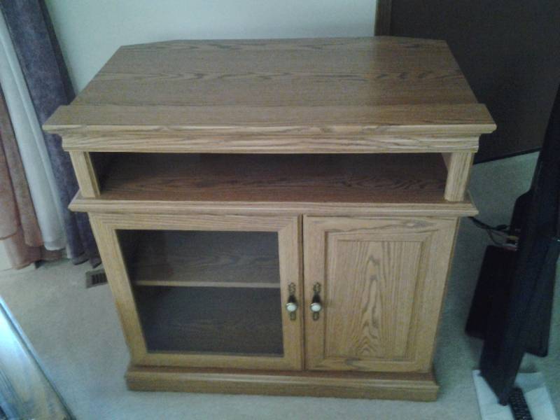 lot 125 image: Oak TVMedia Stand Storage Cabinet 34x22x26 (Has Internal Locking Secondary Built In Cabinet With Keys)