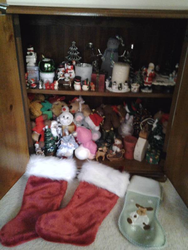 lot 129 image: Large Variety Of Christmas Decor