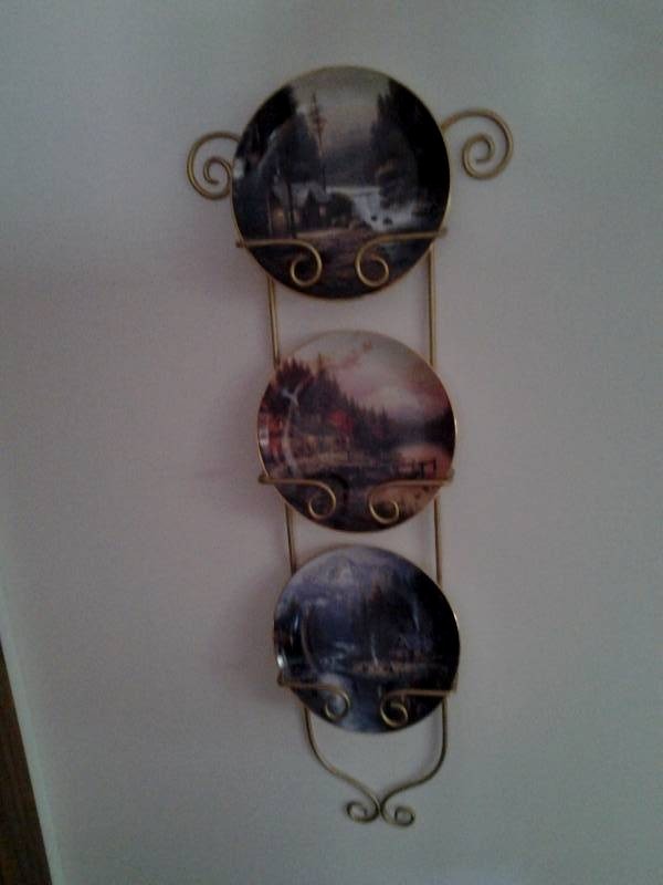 lot 132 image: 3-Thomas Kinkade Collector Plates With Wall Rack