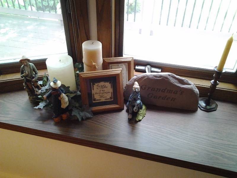 lot 136 image: Grandmas Garden Rock, Candles, Homco Figurine Candles, Assorted Decoratives