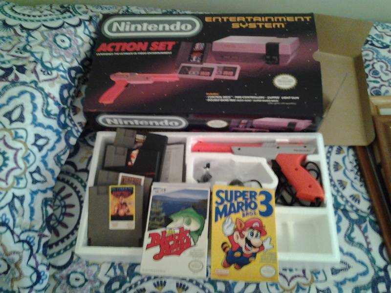 lot 139 image: Nintendo Console, Game & Gun