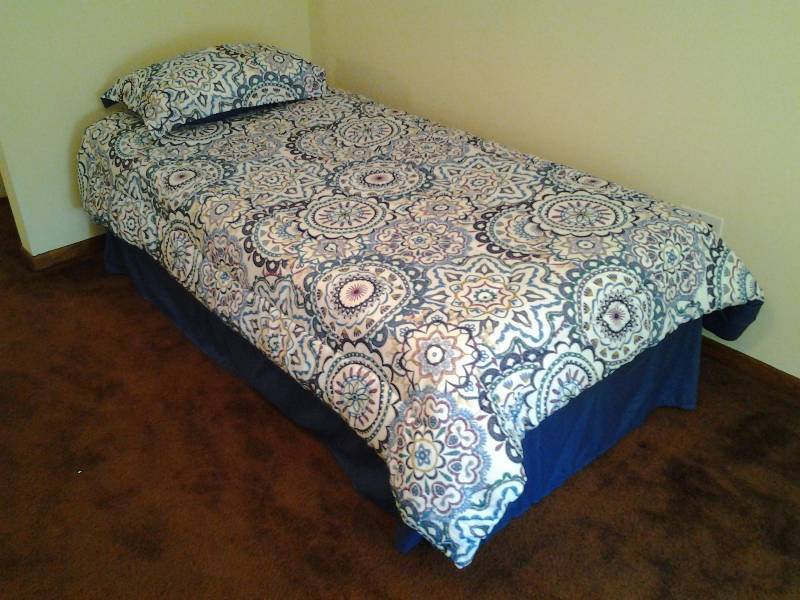 lot 143 image: Twin Size Bed With New Kohls Bedding Set Sealy Perfect Mattress & Box Spring