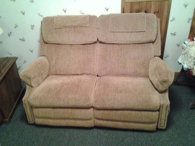 lot 149 image: Double Recliner Love Seat 60x34x38