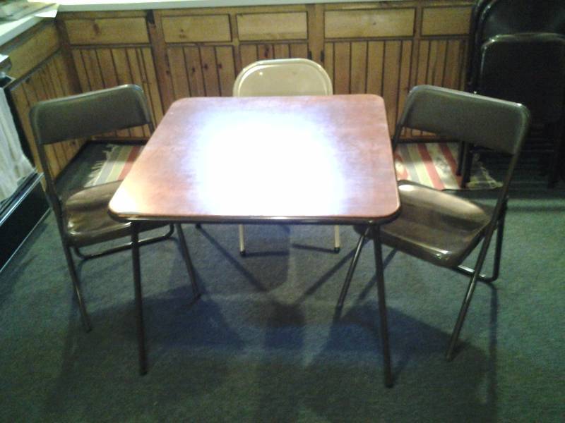 lot 152 image: Folding Card Table With 3-Folding Chairs