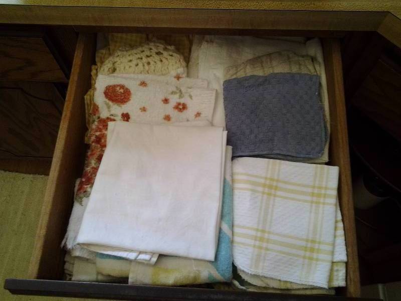 lot 164 image: Contents Of 2-Kitchen Drawers