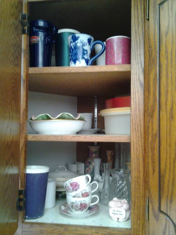 lot 172 image: Contents Of Kitchen Cabinet