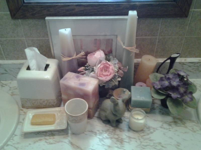lot 191 image: Bathroom Decor-Candles, Pictures, Tissue Box