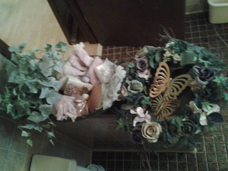 lot 192 image: Bathroom Greenery, Wreath, 2-Green Rugs, Misc