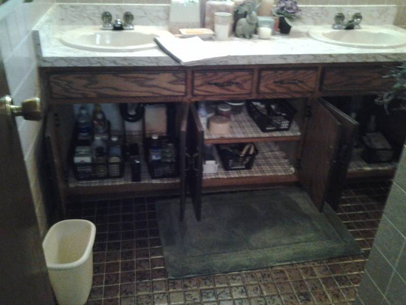 lot 194 image: Contents Of Bathroom Cabinets