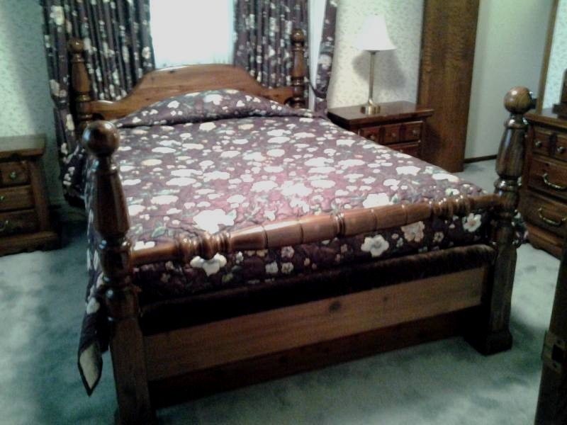 lot 195 image: Kincaid Bedroom Furniture Set