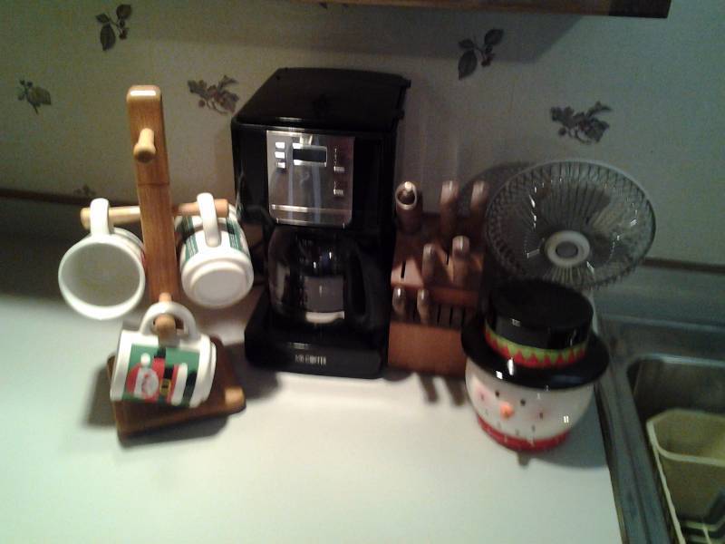lot 261 image: Mr Coffee, Mugs & Rack, Knives & Block, Fan, Snowman Canister