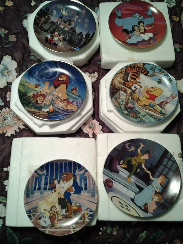 lot 200 image: 6-Knowles & Bradford Disney Movie Collector Plates
