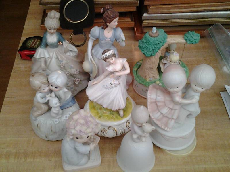 lot 207 image: Precious Moments Figurines & Music Boxes