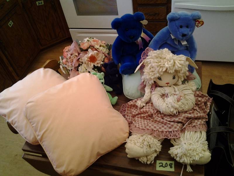 lot 208 image: Beanie Babies & TY Bears, Decorative Pillows, Greenery