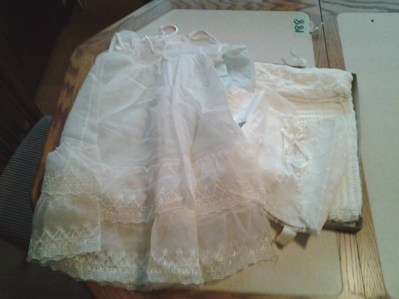 lot 214 image: Vintage Baby Baptism Gown, Bonnet, Blanket (Well Preserved)