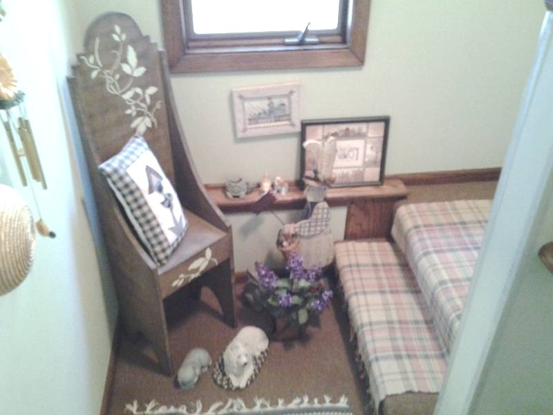 lot 227 image: Decorative Wood ChairShelf, Pictures & Animals
