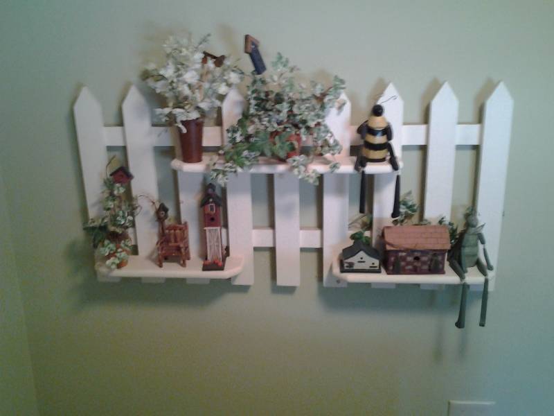 lot 228 image: Picket Fence Wall Shelf With Decor 36x18