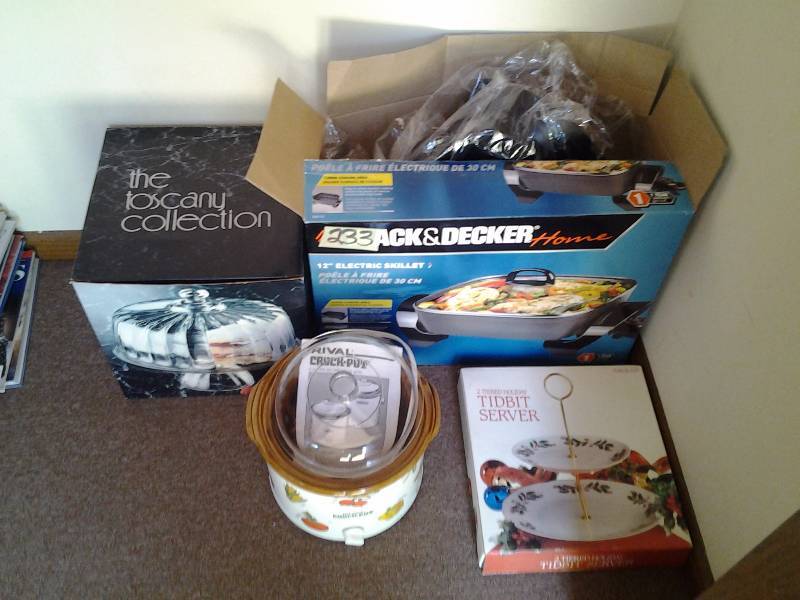 lot 233 image: Electric Skillet, Crock Pot, Cake Stand, Serving Tray