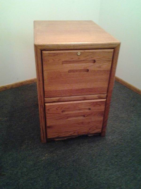 lot 241 image: 2-Drawer Locking Oak File Cabinet With Keys & Files