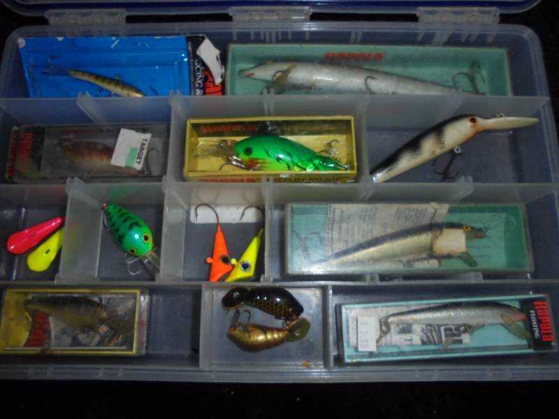 Plastic tray with Rapalas & lures (mostly new)