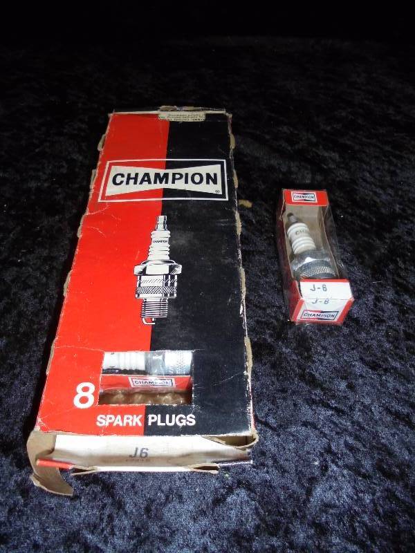 Lot - Sparkplugs, 8 Champion J, 8 plugs for small engines or outboards